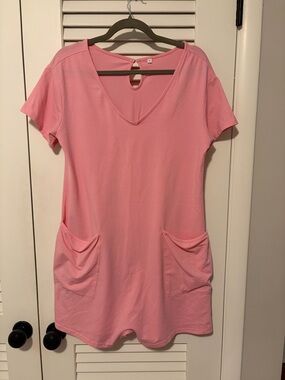 Relaxed V-Neck Pink Short-Sleeve Romper with Front Pockets